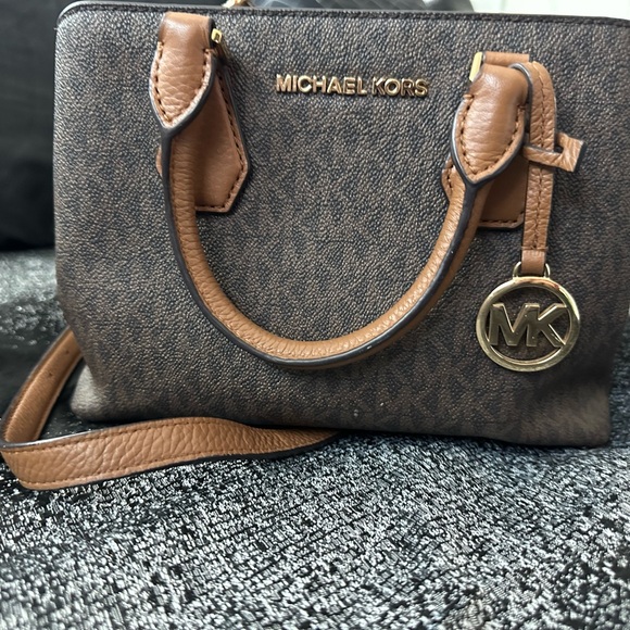 Michael Kors monogram crossbody/tote - Picture 2 of 9